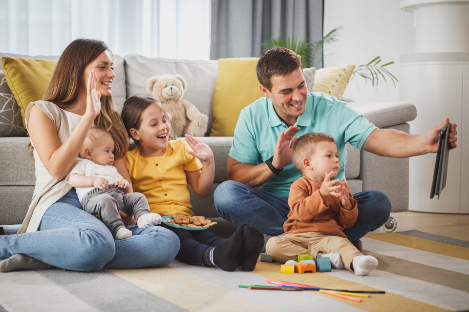 Dạy trẻ dùng thiết bị an toàn: đồng hành thay vì cấm đoán